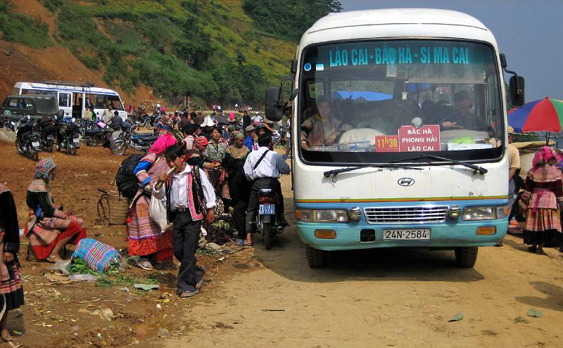 2006-10-28-06-15-28_144 Can Cau market_ Lao Cia bus.JPG